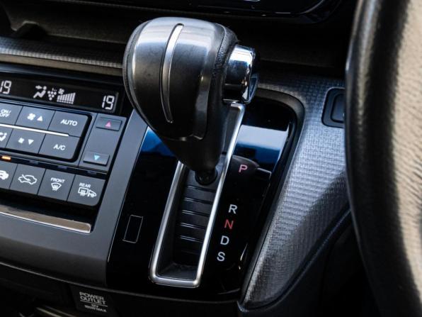 Honda Stepwgn V с пробегом 2015 года, цена 2 020 000 рублей, 125301 км, минивэн, Автокод Объявления