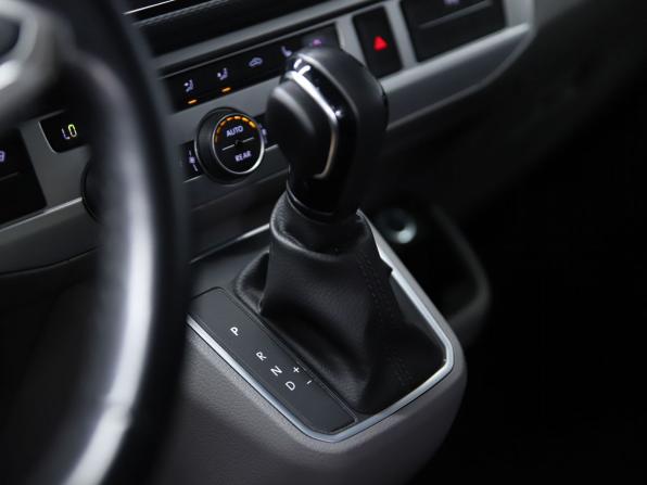 Volkswagen Caravelle T6 Рестайлинг с пробегом 2021 года, цена 4 990 000 рублей, 56450 км, минивэн, Автокод Объявления