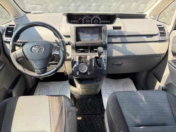 Toyota Voxy II (R70) с пробегом 2008 года, цена 1 575 000 рублей, 146500 км, минивэн, Автокод Объявления