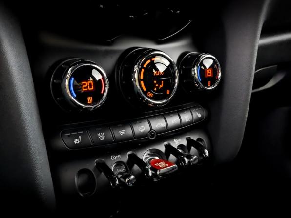 Mini Hatch III (F55/F56) Рестайлинг с пробегом 2020 года, цена 2 330 000 рублей, 73599 км, хэтчбек, Автокод Объявления