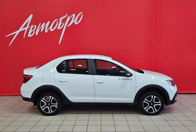 Renault Logan II Рестайлинг с пробегом 2022 года, цена 1 330 000 рублей, 43555 км, седан, Автокод Объявления