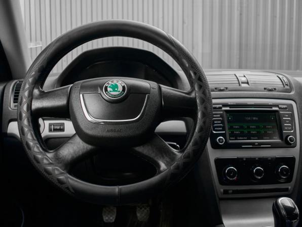Skoda Octavia II (A5) Рестайлинг с пробегом 2013 года, цена 910 000 рублей, 128376 км, лифтбек, Автокод Объявления