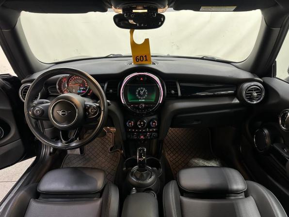 Mini Hatch III (F55/F56) Рестайлинг с пробегом 2020 года, цена 2 120 000 рублей, 85157 км, хэтчбек, Автокод Объявления