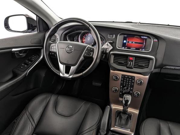 Volvo V40 II Рестайлинг с пробегом 2019 года, цена 2 260 000 рублей, 28752 км, хэтчбек, Автокод Объявления