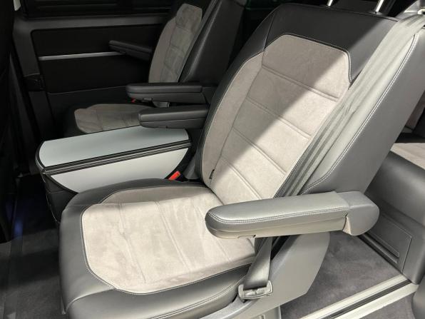 Volkswagen Multivan T6 Рестайлинг с пробегом 2022 года, цена 8 363 000 рублей, 58697 км, минивэн, Автокод Объявления