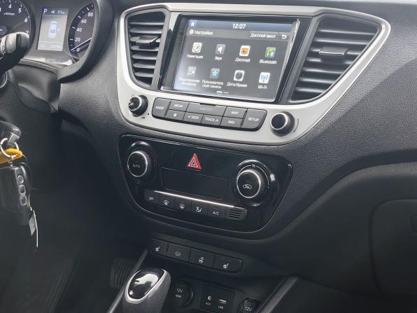 Hyundai Solaris II с пробегом 2018 года, цена 879 000 рублей, 236338 км, седан, Автокод Объявления