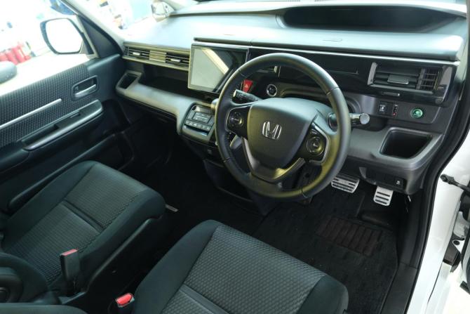 Honda Stepwgn V с пробегом 2015 года, цена 1 899 000 рублей, 132000 км, минивэн, Автокод Объявления
