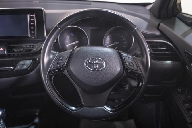 Toyota C-HR I Рестайлинг с пробегом 2019 года, цена 1 929 000 рублей, 42500 км, внедорожник, Автокод Объявления