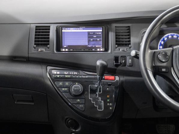 Toyota ISis I Рестайлинг с пробегом 2013 года, цена 1 149 500 рублей, 179138 км, компактвэн, Автокод Объявления