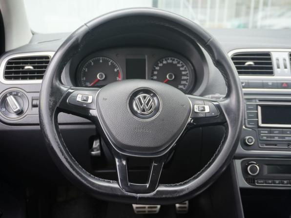 Volkswagen Polo V Рестайлинг с пробегом 2016 года, цена 900 000 рублей, 232976 км, седан, Автокод Объявления