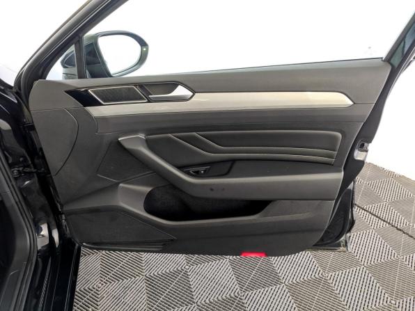 Volkswagen Passat B8 Рестайлинг с пробегом 2021 года, цена 2 490 000 рублей, 90268 км, седан, Автокод Объявления