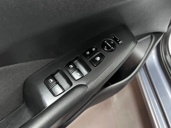 Hyundai Solaris II с пробегом 2017 года, цена 1 345 000 рублей, 119026 км, седан, Автокод Объявления