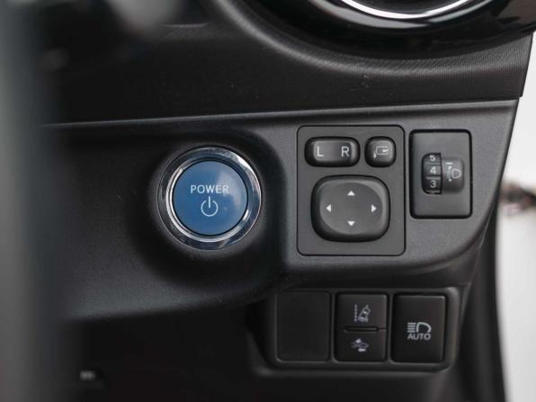 Toyota Aqua I Рестайлинг с пробегом 2016 года, цена 940 000 рублей, 178297 км, хэтчбек, Автокод Объявления