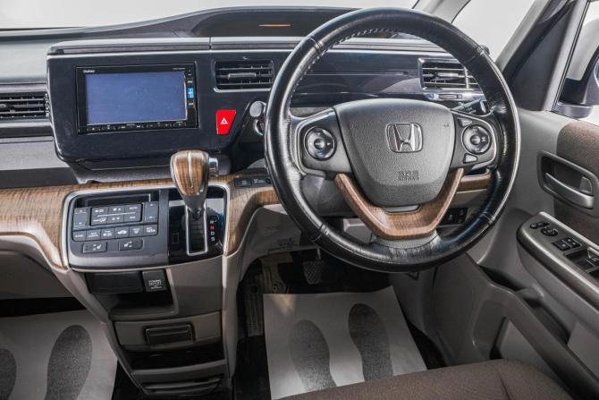 Honda Stepwgn V с пробегом 2015 года, цена 1 889 000 рублей, 91000 км, минивэн, Автокод Объявления