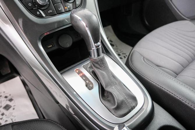 Opel Astra J Рестайлинг с пробегом 2014 года, цена 829 000 рублей, 176000 км, седан, Автокод Объявления