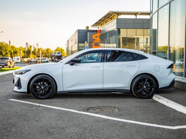 Changan UNI-V I с пробегом 2024 года, цена 2 398 000 рублей, 36817 км, лифтбек, Автокод Объявления