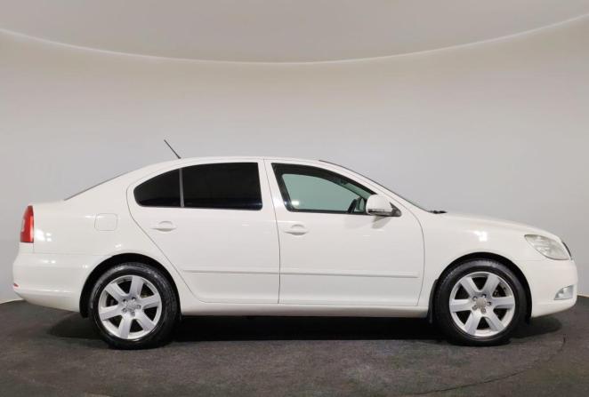 Skoda Octavia II (A5) Рестайлинг с пробегом 2013 года, цена 980 000 рублей, 207974 км, лифтбек, Автокод Объявления