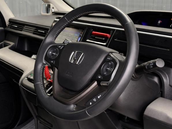 Honda Stepwgn V Рестайлинг с пробегом 2017 года, цена 2 307 000 рублей, 120875 км, минивэн, Автокод Объявления