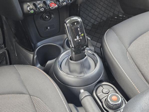 Mini Hatch III (F55/F56) Рестайлинг с пробегом 2019 года, цена 2 050 000 рублей, 59270 км, хэтчбек, Автокод Объявления