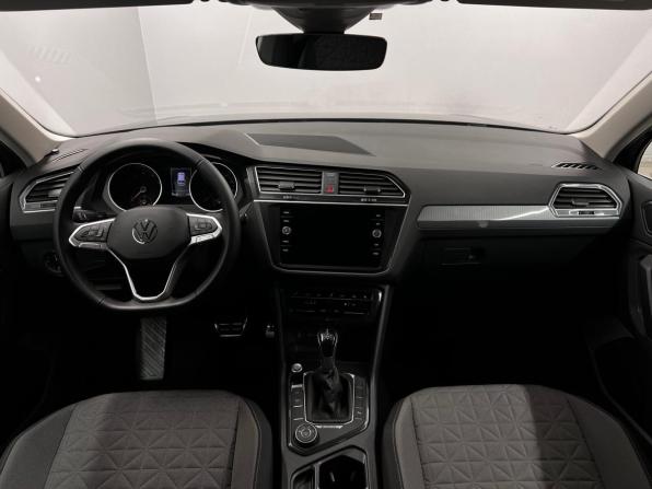 Volkswagen Tiguan II Рестайлинг с пробегом 2021 года, цена 3 747 000 рублей, 46639 км, внедорожник, Автокод Объявления