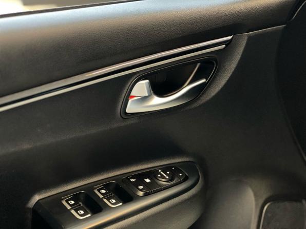 Kia Rio IV с пробегом 2018 года, цена 1 649 000 рублей, 50812 км, хэтчбек, Автокод Объявления