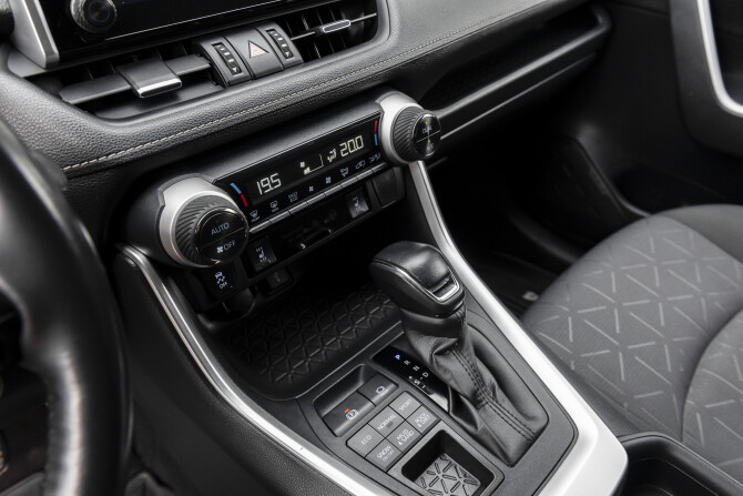 Toyota RAV4 V (XA50) с пробегом 2021 года, цена 3 888 000 рублей, 70230 км, внедорожник, Автокод Объявления