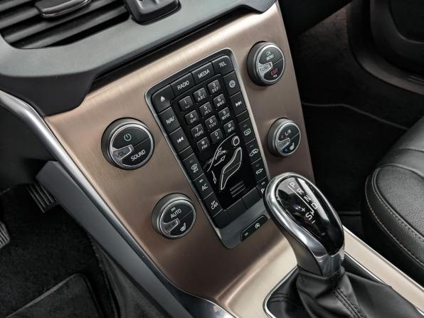 Volvo V40 II Рестайлинг с пробегом 2019 года, цена 2 260 000 рублей, 28752 км, хэтчбек, Автокод Объявления