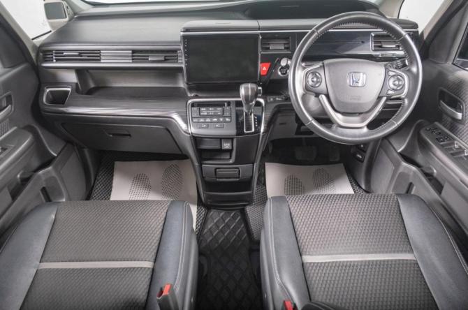Honda Stepwgn V с пробегом 2016 года, цена 1 999 000 рублей, 108000 км, минивэн, Автокод Объявления