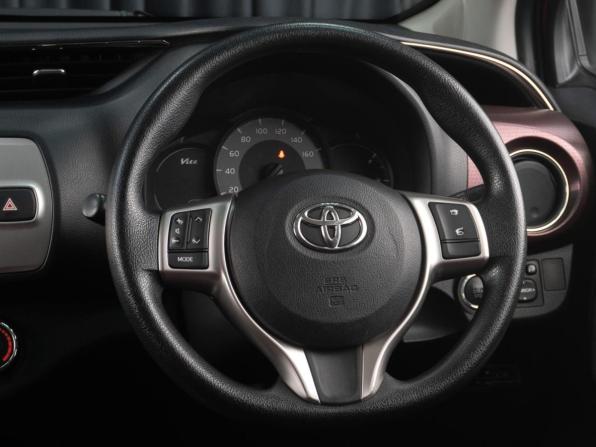 Toyota Vitz III (XP130) Рестайлинг с пробегом 2015 года, цена 869 000 рублей, 100946 км, хэтчбек, Автокод Объявления