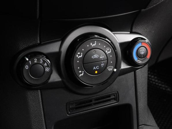 Ford Fiesta Mk6 Рестайлинг с пробегом 2016 года, цена 934 000 рублей, 86165 км, хэтчбек, Автокод Объявления
