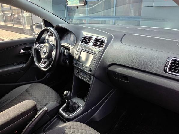 Volkswagen Polo V Рестайлинг с пробегом 2018 года, цена 955 200 рублей, 134254 км, седан, Автокод Объявления