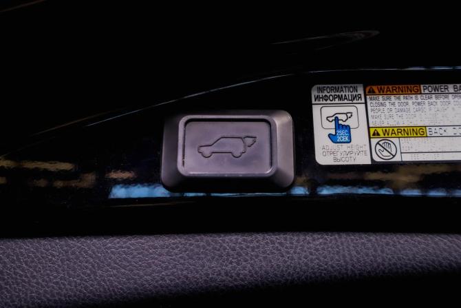 Toyota RAV4 IV (XA40) Рестайлинг с пробегом 2019 года, цена 2 959 000 рублей, 86000 км, внедорожник, Автокод Объявления