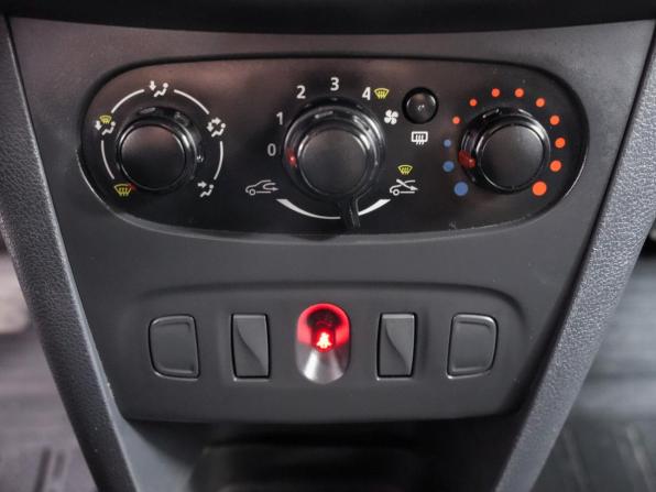 Renault Sandero II с пробегом 2015 года, цена 696 000 рублей, 181100 км, хэтчбек, Автокод Объявления