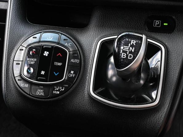 Toyota Noah III (R80) с пробегом 2014 года, цена 1 849 000 рублей, 268897 км, минивэн, Автокод Объявления