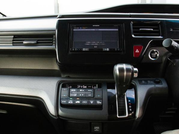 Honda Stepwgn V Рестайлинг с пробегом 2017 года, цена 2 275 000 рублей, 123186 км, минивэн, Автокод Объявления