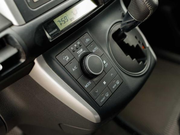 Toyota Wish II с пробегом 2011 года, цена 1 355 000 рублей, 237456 км, минивэн, Автокод Объявления