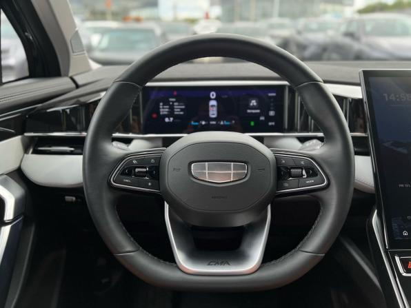 Geely Atlas II с пробегом 2025 года, цена 3 299 000 рублей, 6169 км, внедорожник, Автокод Объявления