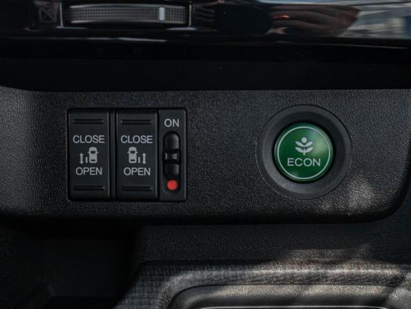Honda Stepwgn V Рестайлинг с пробегом 2018 года, цена 2 200 000 рублей, 109292 км, минивэн, Автокод Объявления
