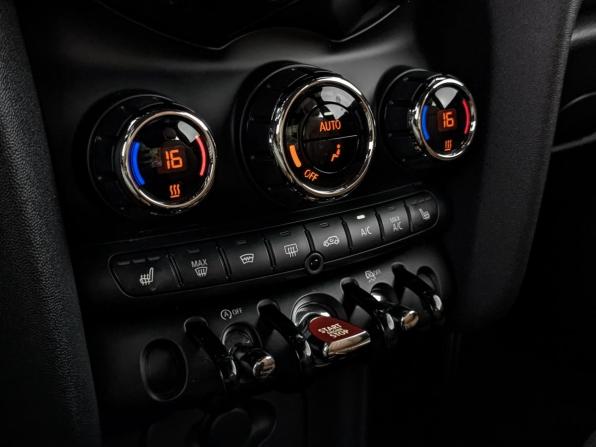 Mini Hatch III (F55/F56) Рестайлинг с пробегом 2021 года, цена 2 300 000 рублей, 57123 км, хэтчбек, Автокод Объявления