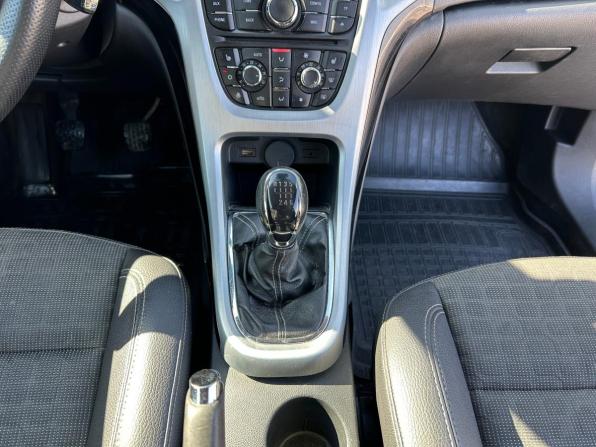 Opel Astra J Рестайлинг с пробегом 2012 года, цена 645 000 рублей, 231316 км, хэтчбек, Автокод Объявления