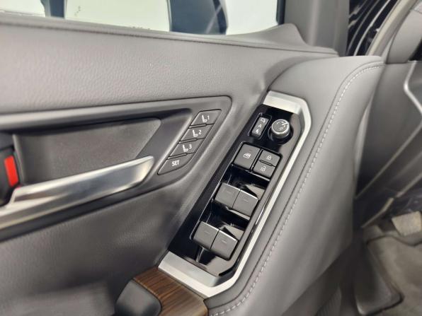 Toyota Land Cruiser 300 Series с пробегом 2023 года, цена 11 717 000 рублей, 39550 км, внедорожник, Автокод Объявления