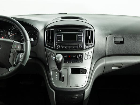 Hyundai H-1 II Рестайлинг с пробегом 2017 года, цена 2 250 000 рублей, 222600 км, минивэн, Автокод Объявления