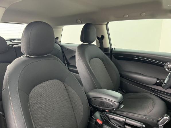 Mini Hatch III (F55/F56) Рестайлинг с пробегом 2019 года, цена 1 800 000 рублей, 46360 км, хэтчбек, Автокод Объявления