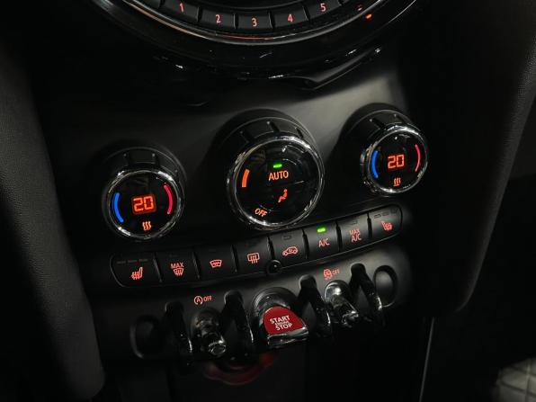 Mini Hatch III (F55/F56) Рестайлинг с пробегом 2020 года, цена 2 120 000 рублей, 85157 км, хэтчбек, Автокод Объявления