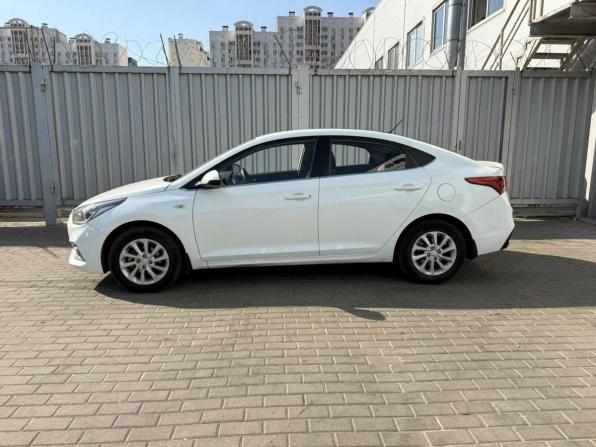 Hyundai Solaris II с пробегом 2017 года, цена 990 000 рублей, 372571 км, седан, Автокод Объявления