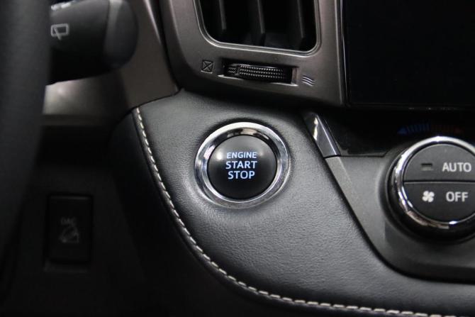 Toyota RAV4 IV (XA40) Рестайлинг с пробегом 2017 года, цена 2 280 850 рублей, 146821 км, внедорожник, Автокод Объявления