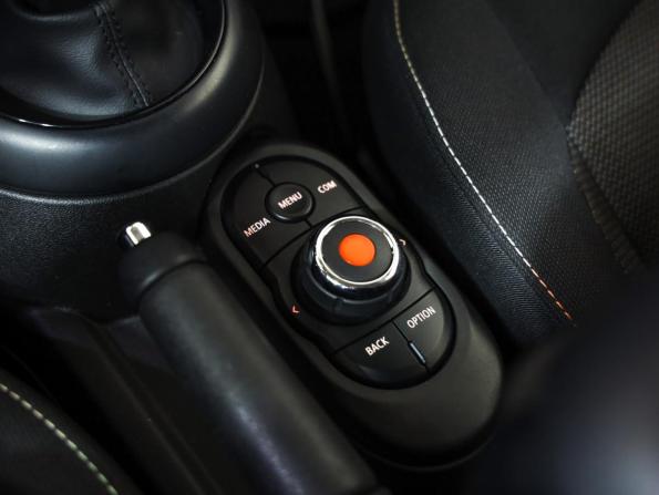 Mini Hatch III (F55/F56) Рестайлинг с пробегом 2018 года, цена 2 129 000 рублей, 60000 км, хэтчбек, Автокод Объявления