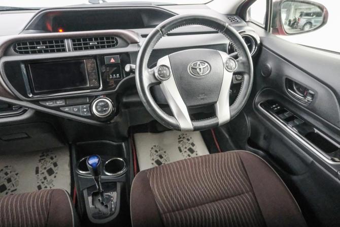 Toyota Aqua I Рестайлинг с пробегом 2015 года, цена 999 000 рублей, 137500 км, хэтчбек, Автокод Объявления