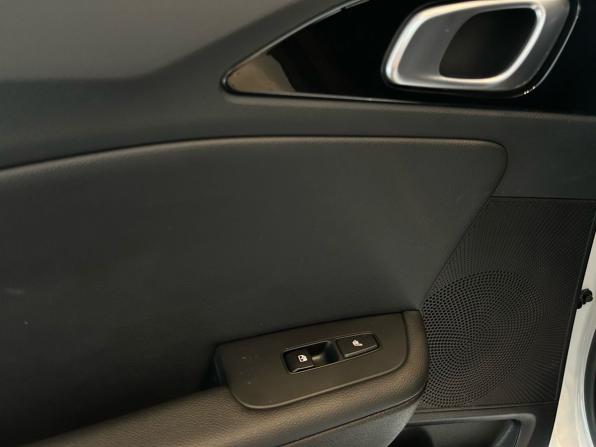 Kia Ceed III Рестайлинг с пробегом 2021 года, цена 2 349 000 рублей, 64700 км, универсал, Автокод Объявления