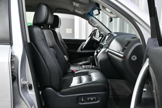 Toyota Land Cruiser 200 Series Рестайлинг 1 с пробегом 2015 года, цена 6 749 990 рублей, 44000 км, внедорожник, Автокод Объявления